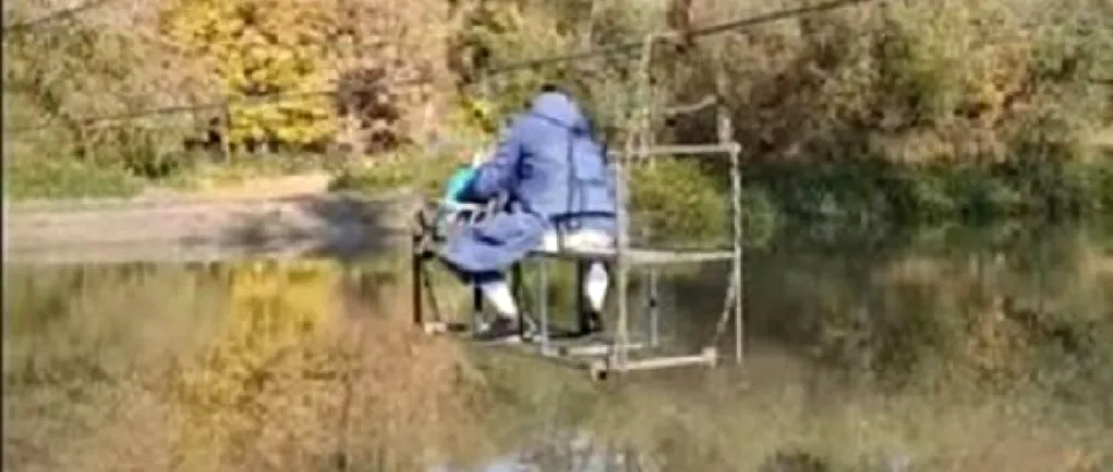 Imagini șocante cu o bătrână de 94 de ani, nevoită să traverseze râul Mureș pentru a-și cumpăra mâncare: ”Se chinuia să urce pe instalație văitându-se”
