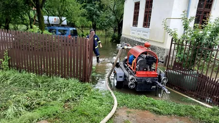 O furtună puternică a făcut ravagii în Argeș. Case și curți inundate în Câmpulung, mașini distruse în Curtea de Argeș (FOTO-VIDEO)