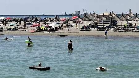 Fetița de 5 ani a unei familii din județul Cluj s-a RĂTĂCIT pe plaja din Saturn. O patrulă de jandarmi a acționat de urgență