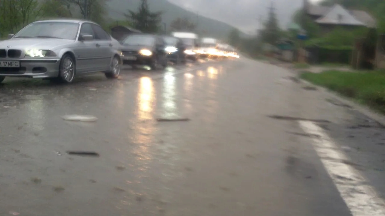 Trafic de coșmar pe Valea Prahovei, după o ploaie torențială. Câmpina și Breaza, lovite de grindină