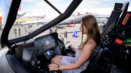 De ce avioanele moderne, precum F-22 sau F-35, au manșa pe dreapta și nu pe mijloc?