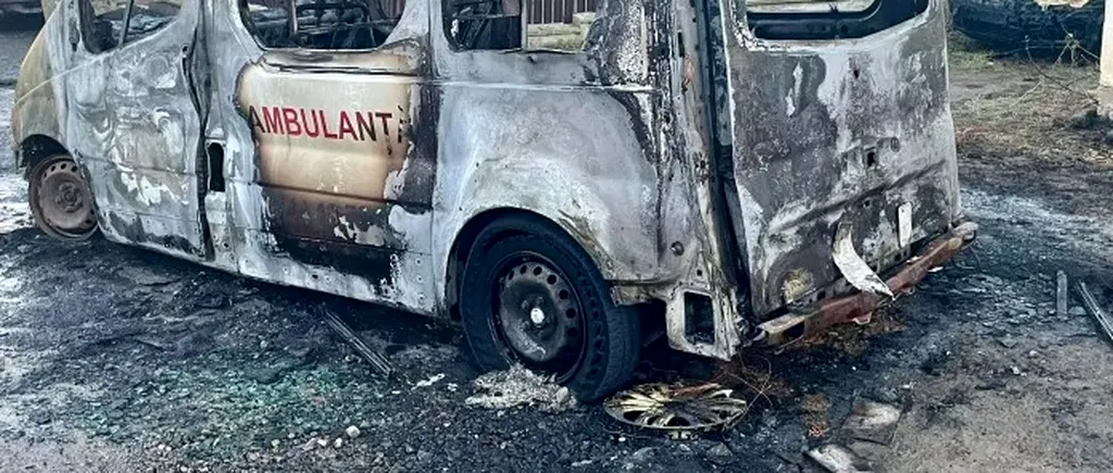 Ambulanță distrusă și trei mașini avariate de INCENDIU. De la ce a pornit focul