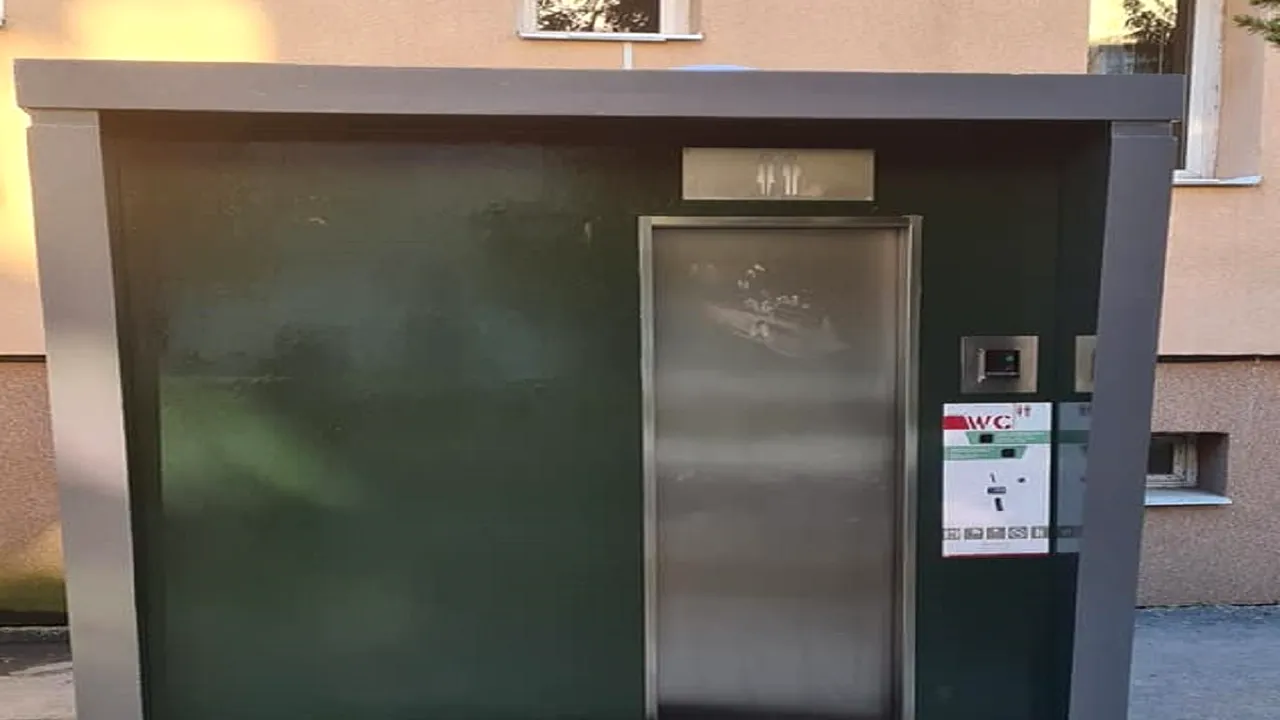 Un bărbat din Târgoviște a montat o toaletă publică în fața blocului după ce DSP le-a interzis oamenilor să mai tragă apa la baie