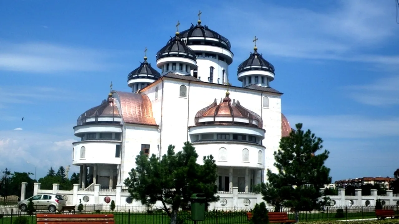 Argeș: Un bărbat s-a sinucis aruncându-se din clopotnița catedralei din Mioveni
