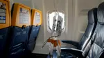 Incident grav la bordul unui avion Ryanair: Un pasager a fost rănit, după ce resturi din motor s-au desprins și au spart geamul aeronavei. Ce anunță compania