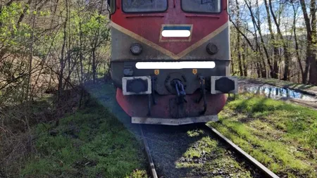 FOTO: Un nou accident feroviar: Locomotiva unui tren cu 25 de vagoane încărcate cu cărbune a DERAIAT. Două tone de motorină s-au scurs în pământ