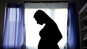 Un bebeluș a murit după ce mama lui l-a născut în baie: „Nu știam că sunt însărcinată”