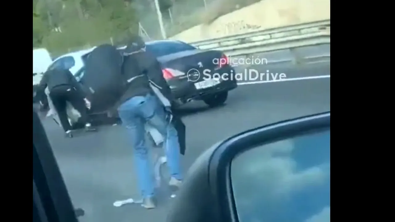 Blocaj în trafic după ce „A PLOUAT CU BANI” dintr-o mașină pe o autostradă din Spania. Ce a urmat după incident