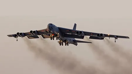 Tragedie la o bază militară din SUA: un bombardier B-52 s-a prăbușit la câteva secunde după decolare. Opt persoane și-au pierdut viața