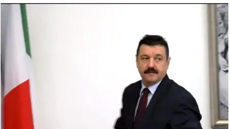 Săraca femeie de serviciu! Ca să nu rămână fără loc de muncă, trebuie să-i facă ȘI PEDICHIURA domnului. 