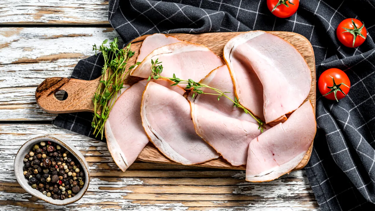 INGREDIENTUL PERICULOS din șunca de porc sau de pui care poate deveni nociv pentru sănătate. Se regăsește și în alte alimente din supermarket