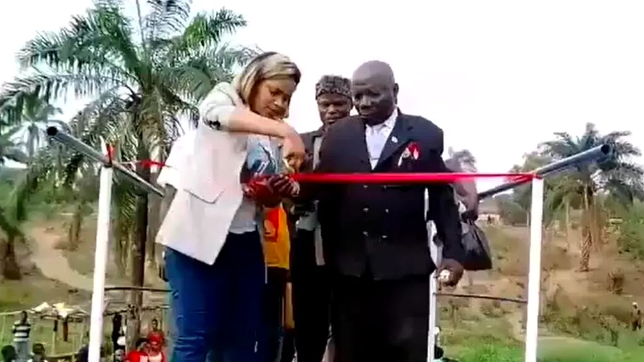 VIDEO | Ceremonia de inaugurare a unui pod s-a transformat într-un fiasco. Structura s-a prăbușit exact când s-a tăiat panglica roșie