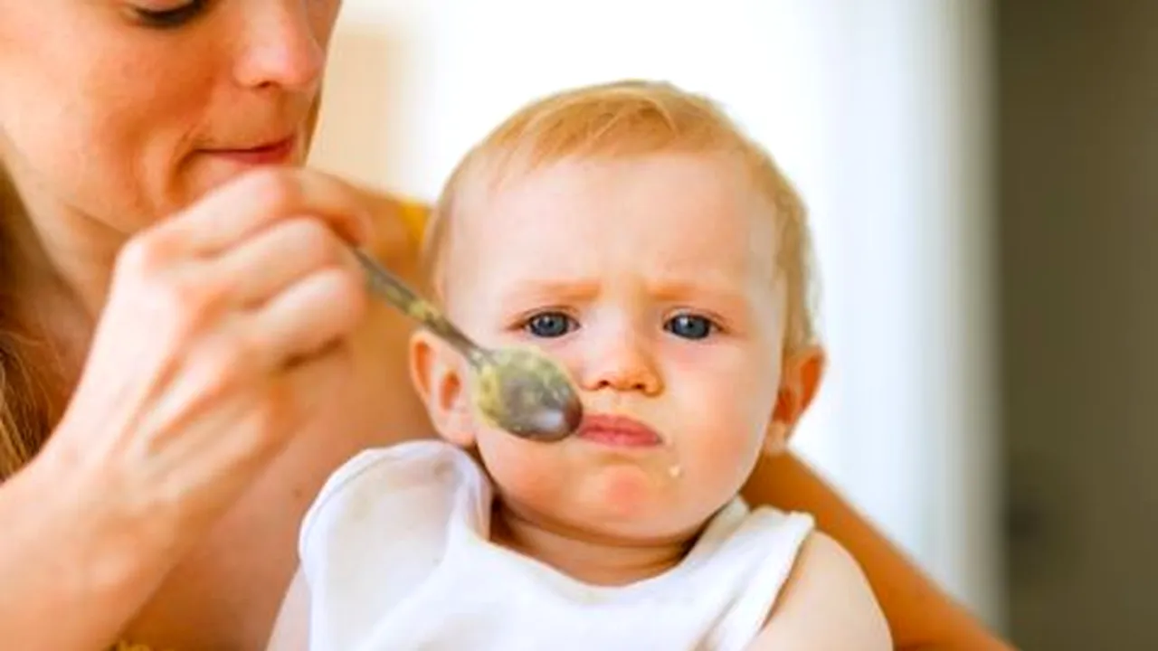 O mamă vegană și-a hrănit bebelușul de 11 luni doar cu nuci și fructe. Când a aflat, tatăl copilului a luat o decizie radicală. 