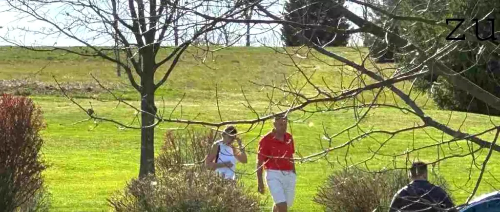 Președintele Klaus Iohannis, surprins pe terenul de golf, la Pianu de Jos