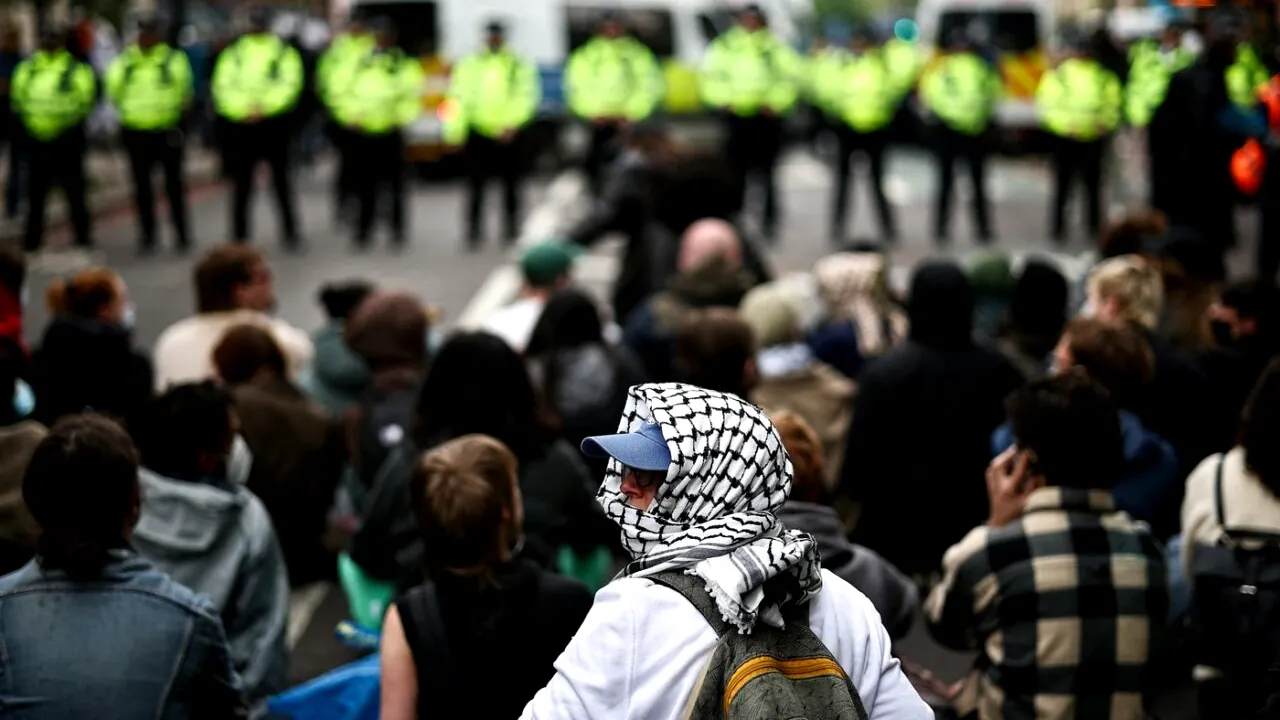 Cheltuieli de miliarde de lire peste buget, an după an, pentru azilanți, în Marea Britanie