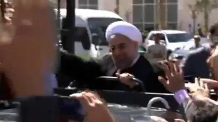 Două persoane au fost arestate după ce au aruncat cu un pantof în direcția lui Rohani