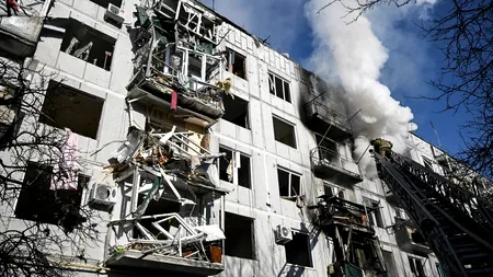Imagini șocante: un bloc cu civili, distrus de bombardamente în Ucraina