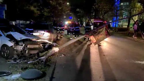 Două persoane au fost rănite, după ce două mașini s-au ciocnit pe Calea Dorobanților din Capitală. În urma impactului, au fost lovite și două autoturisme parcate (VIDEO)