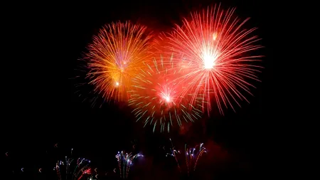 INCREDIBIL. În plină pandemie, o primărie din România cumpără focuri de artificii și organizează spectacole