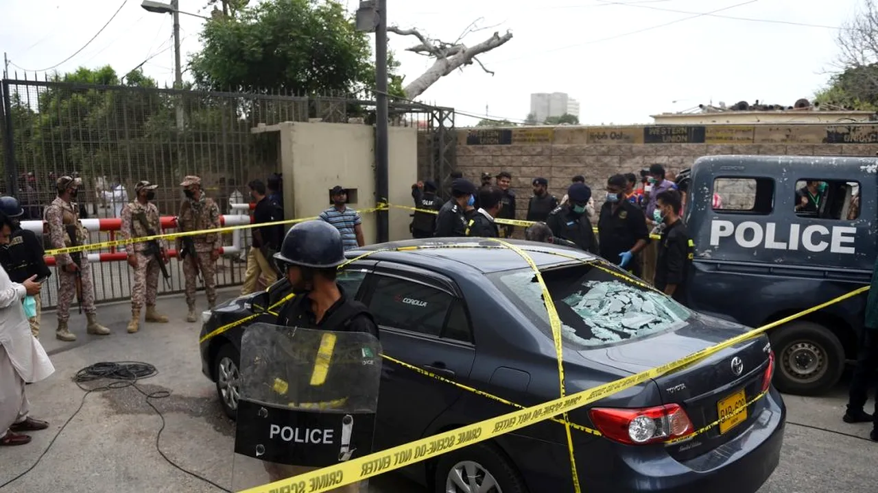 ALERTĂ. Mai multe persoane au fost ucise într-un atac asupra Bursei de Valori din Karachi, Pakistan