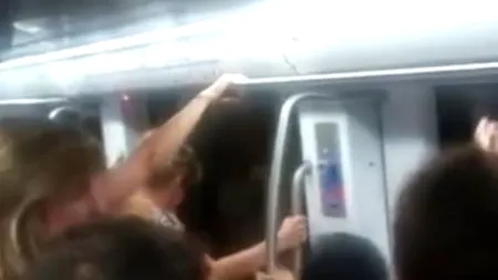 Ce au făcut călătorii după ce un metrou din Roma a plecat cu ușa deschisă. VIDEO