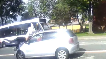 VIDEO. Aventurile unui hoț. Nu s-a oprit din fugă nici după ce a fost lovit de mașină și a rămas cu pantalonii în mână