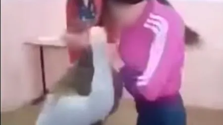 VIDEO cu puternic impact emoțional. Bătaie cruntă între două eleve. Una dintre adolescente a leșinat în urma loviturilor