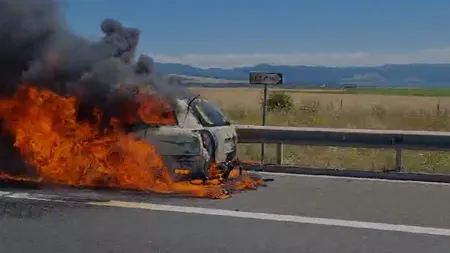 Ultima oră! Mașină în flăcări pe autostrada între Orăștie și Cugir -VIDEO