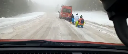 Microbuz filmat în timp ce trăgea șase sănii cu copii și adolescenți pe o șosea. Imaginile vin la scurt timp după ce doi adulți au murit în condiții similare | VIDEO