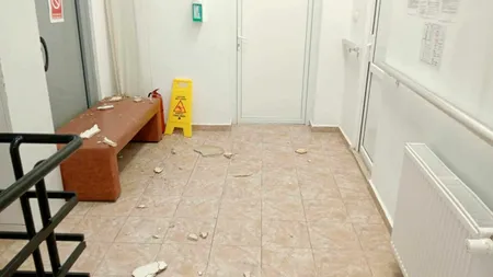 Fosta clădire a Maternității Odobescu din Timișoara, adevărat PERICOL. Încă o bucată de tavan PRĂBUȘIT, pe pereți curge apă / Se caută urgent spațiu