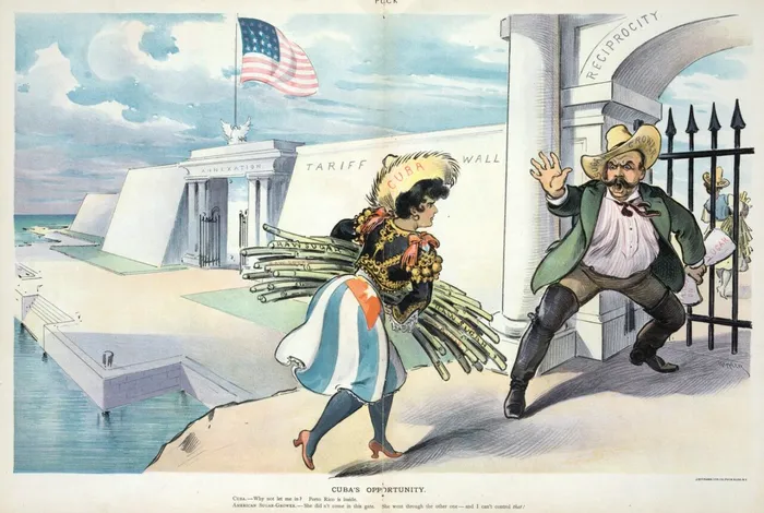 O caricatură din 1902 care ilustrează o femeie cu pălărie etichetată cu „Cuba”, transportă trestie de zahăr prin Poarta „Reciprocității” din „Zidul Tarifelor”, dar este oprită de un vameș american. Din îndepărtare, se poate vedea „Poarta Anexării” cu drapelul SUA. Femeia cu pălăria etichetată „Puerto Rico” primește permisiunea să intre. Sursa Foto: Profimedia 