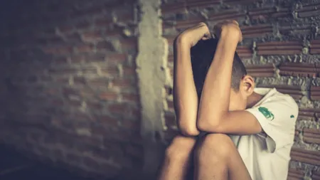 Copil de 4 ani, snopit în BĂTAIE până la leșin de un vecin beat criță. Mama l-a lăsat să meargă spre el să-i dea o bomboană: Eu stăteam afară pe bancă