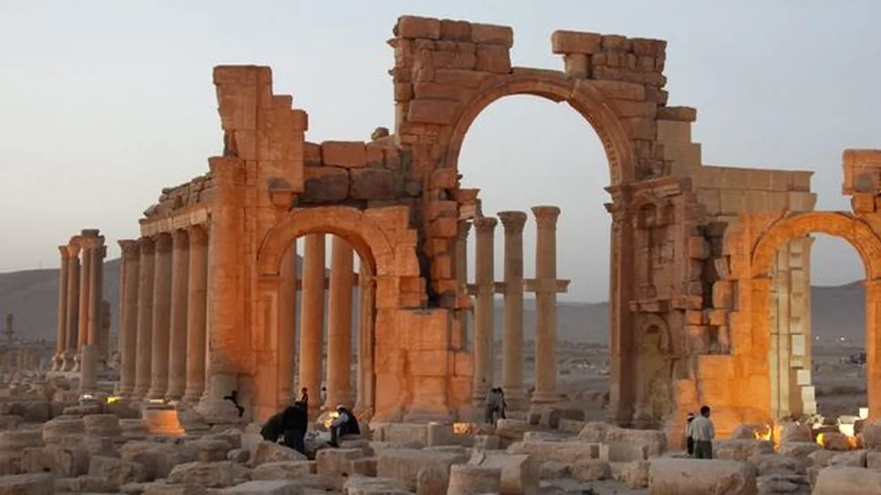 ''Triumful'' barbariei asupra istoriei: Arcul de Triumf din Palmira, aruncat în aer de Statul Islamic