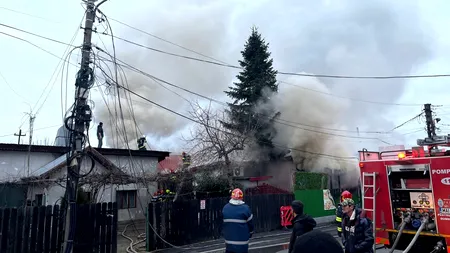 FOTO-VIDEO | Incendiu puternic izbucnit la o casă din Voluntari. Pompierii intervin cu mai multe autospeciale