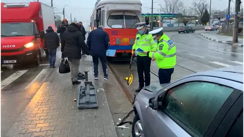 Craiova: Tinere lovite în plin după ce un șofer a intrat cu mașina în refugiul de tramvai