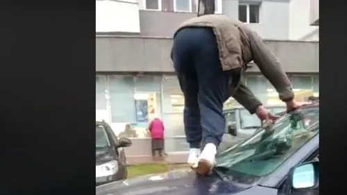 Viral pe Facebook: Sucevean filmat în timp ce traversează torentul format pe carosabil escaladând propria mașină 