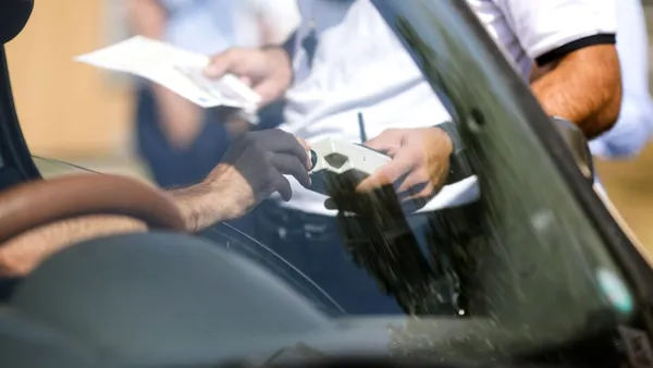 Adio adresă de domiciliu trecută pe amenzi? Ce prevede un nou proiect depus în Parlament