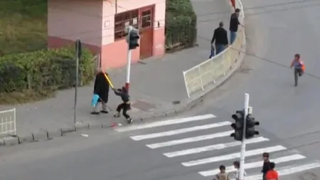 VIDEO. Bătrân lovit cu un tub în cap de un copil, în fața Catedralei Ortodoxe din Mediaș. Victima și agresorii acestuia au fost identificați de Poliție