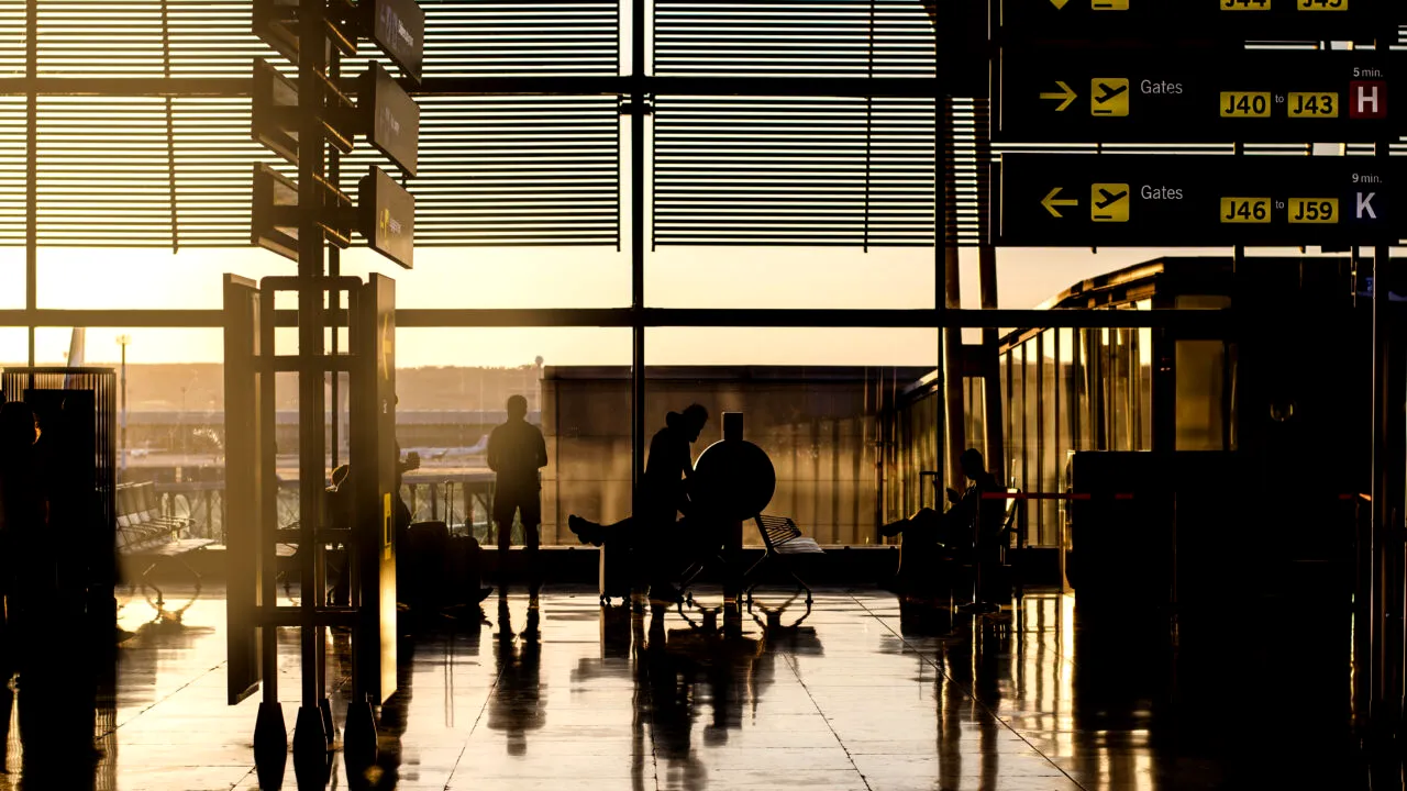 Aeroportul Internațional Sibiu, AMENDAT cu 30.000 de lei, după ce a obligat o femeie cu handicap să plătească 