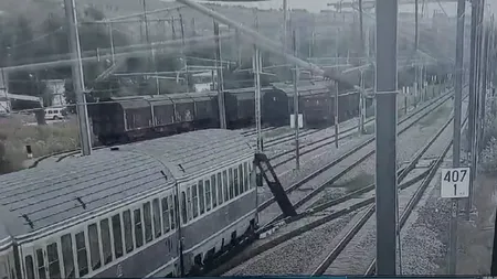 VIDEO | Incredibil. Un tren de călători a rămas fără ușă în mers / Cum răspunde CFR Infrastructură acuzațiilor CFR Călători