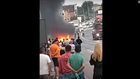O femeie a fost rănită, după ce mașina pe care o conducea a luat foc în trafic la Agigea. Produsele transportate în portbagaj au amplificat focul (VIDEO)