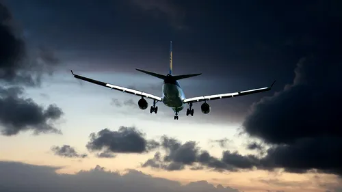 Panică printre pasagerii unui zbor din Cluj-Napoca: Avionul s-a întors pe pistă la 19 minute de la decolare