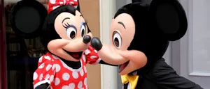 Doi ROMÂNI costumați în Mickey și Minnie Mouse, prinși jefuind turiștii în timp ce făceau poze cu ei