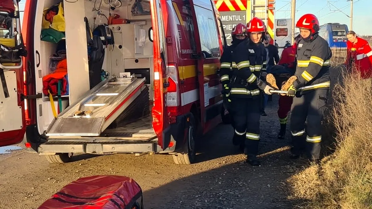 O șoferiță a murit după ce mașina pe care o conducea a fost lovită de un tren de călători, în județul Dâmbovița
