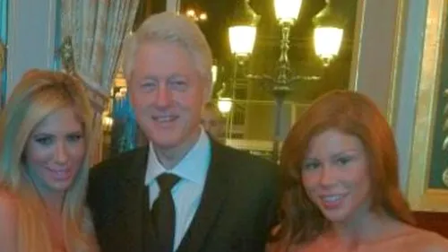 Fostul președinte al SUA, Bill Clinton, surprins la braț cu două staruri din filme pentru adulți. FOTO