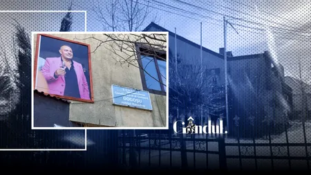 Pe fațada unei primarii din Mehedinți au apărut două tablouri cu primarul decedat. Edilul mort e portretizat cu paharul de vin în mână, îmbrăcat în roz