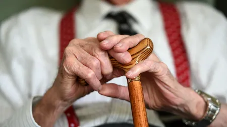 Un renumit profesor propune SINUCIDEREA ritualică a bătrânilor pentru a combate îmbătrânirea populației