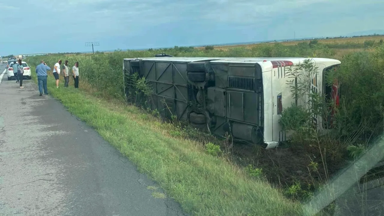 Un autocar cu pasageri s-a răsturnat pe A1. Intervenția echipajelor de salvare