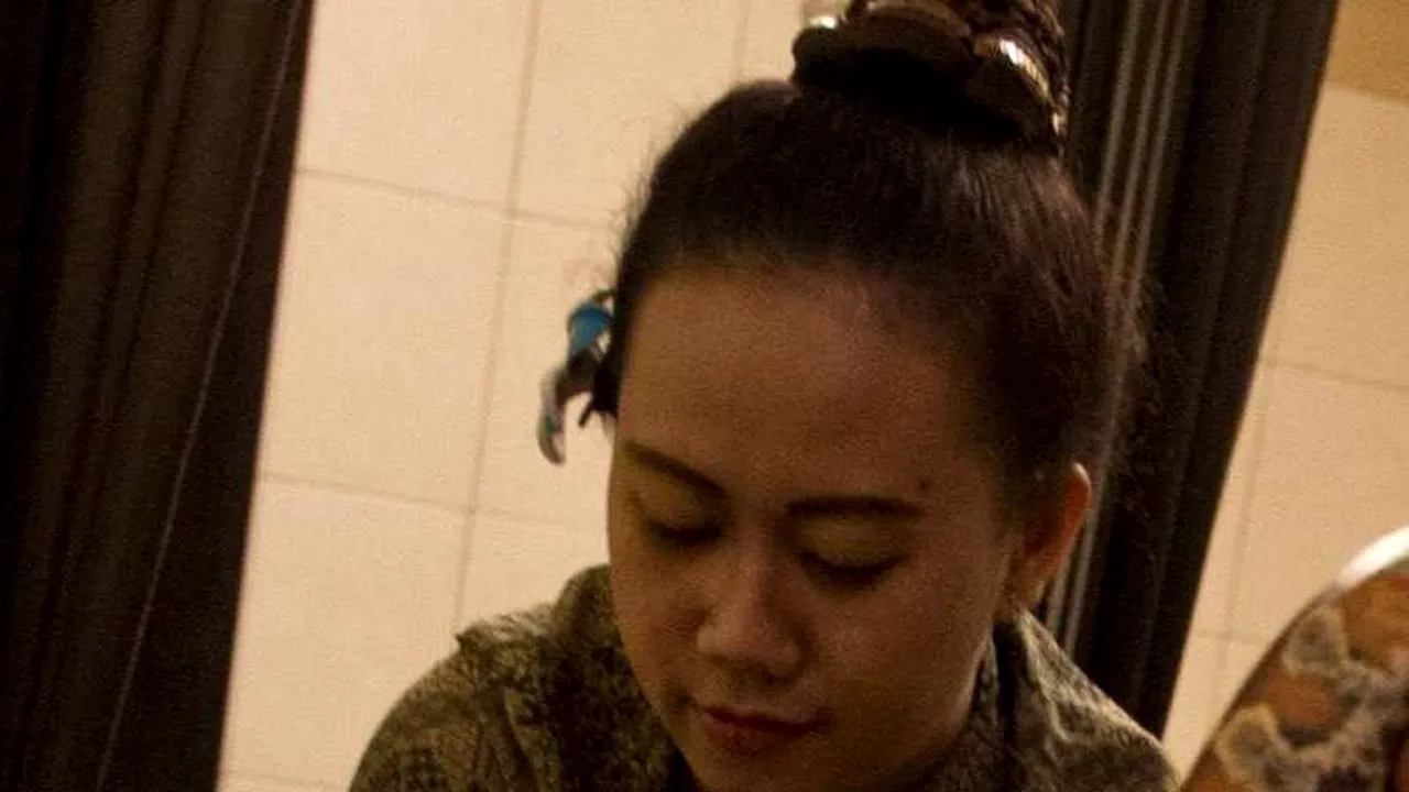 FOTO. Indonezia are un salon de masaj cu șerpi