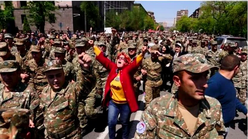 Zeci de mii de protestatari l-au dat jos pe premier. Anunțul făcut azi de Serzh Sargsyan